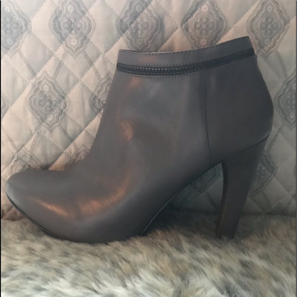 📌2/$20📌 Cynthia Rowley bootie pumps grey
